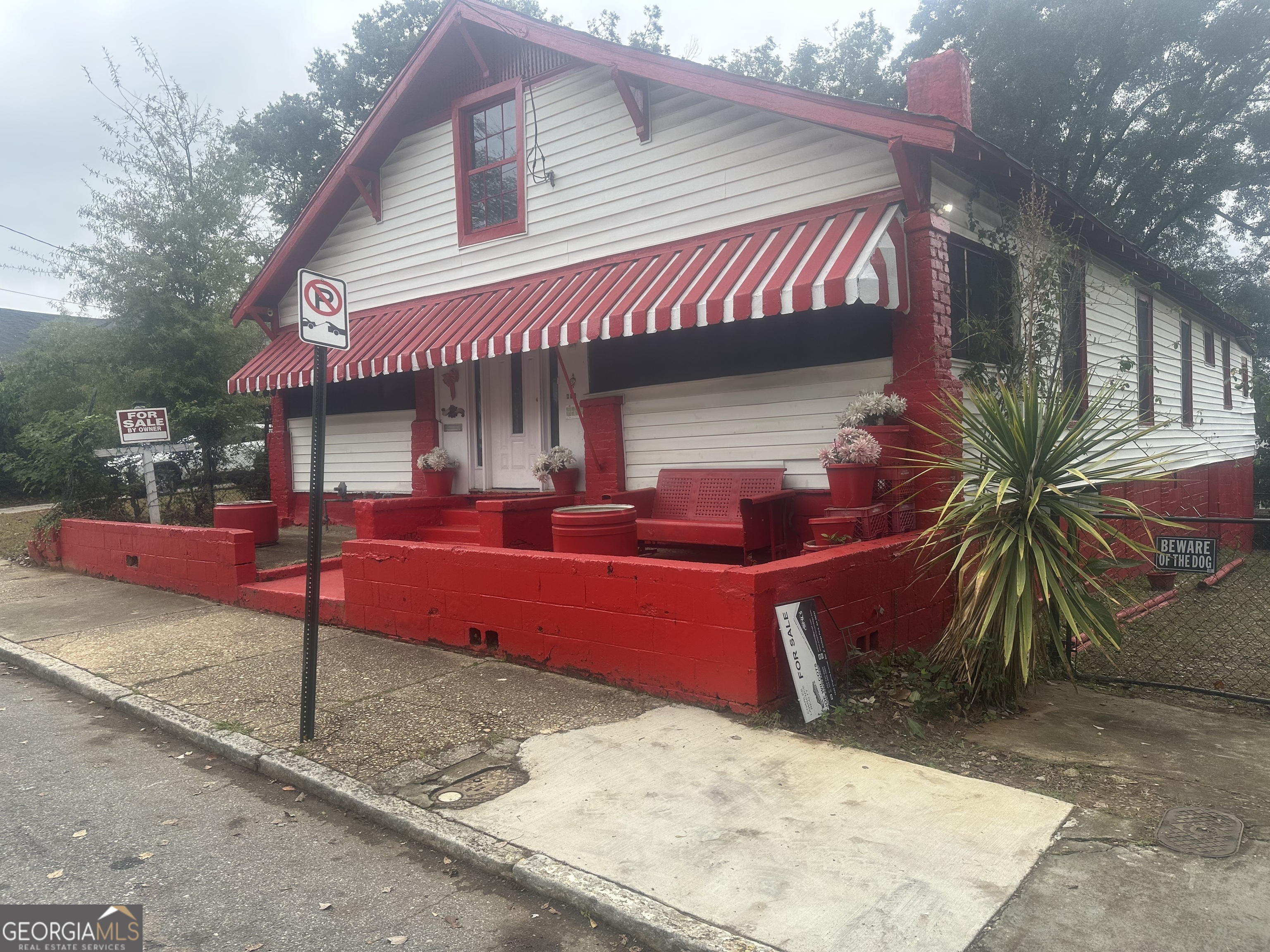 814 Welch Street Southwest Atlanta, GA 30310 - Photo 2 of 14 a view of a house with backyard
