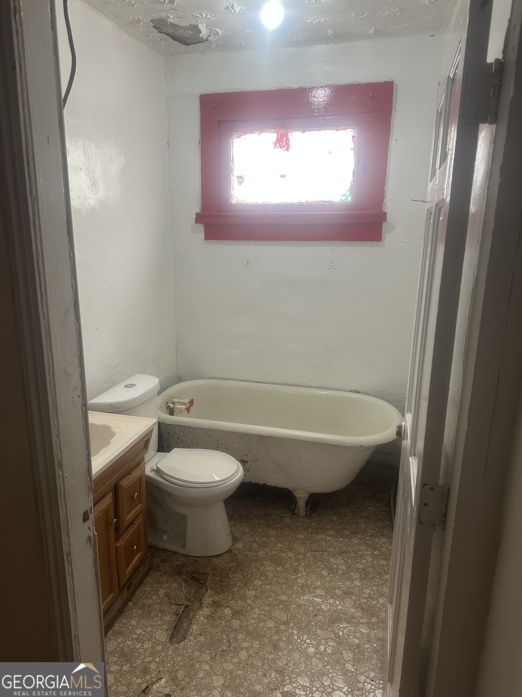 814 Welch Street Southwest Atlanta, GA 30310 - Photo 8 of 14 a bathroom with a toilet a sink and a bathtub