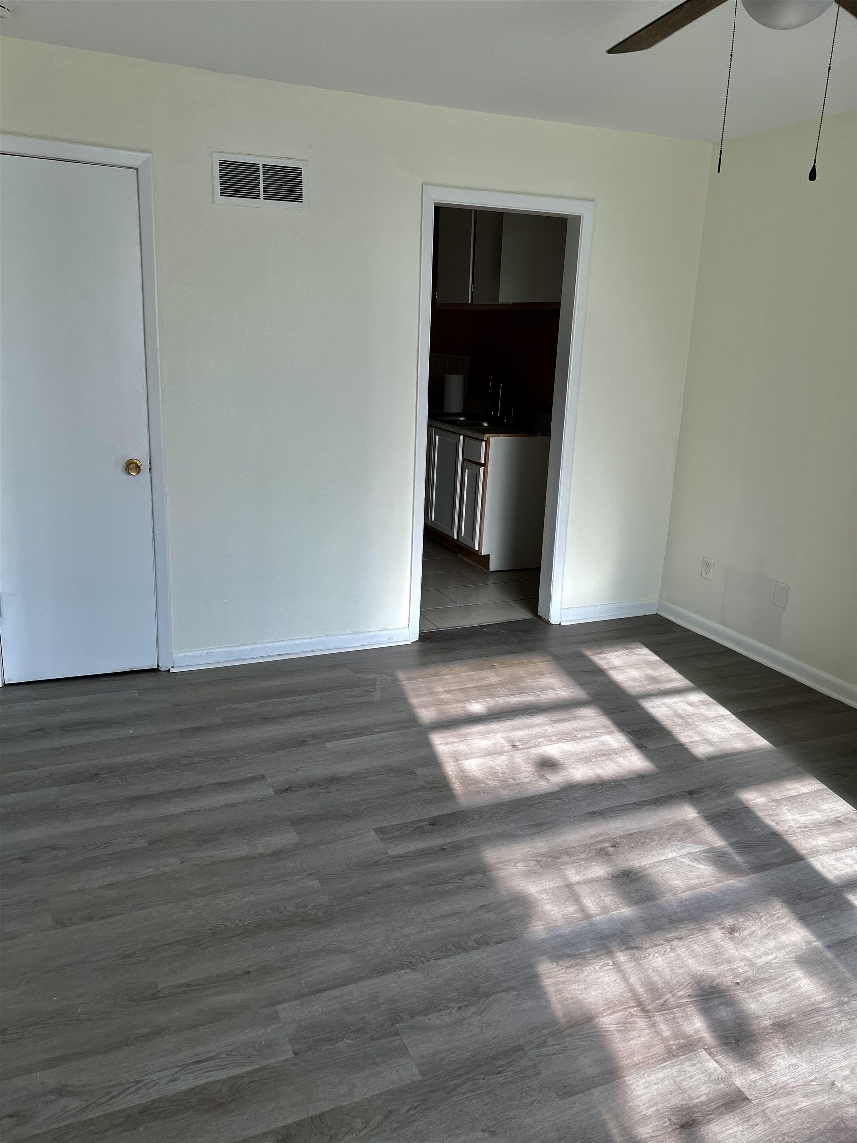 709 South Hillside Street Wichita, KS 67211 - Photo 3 of 20