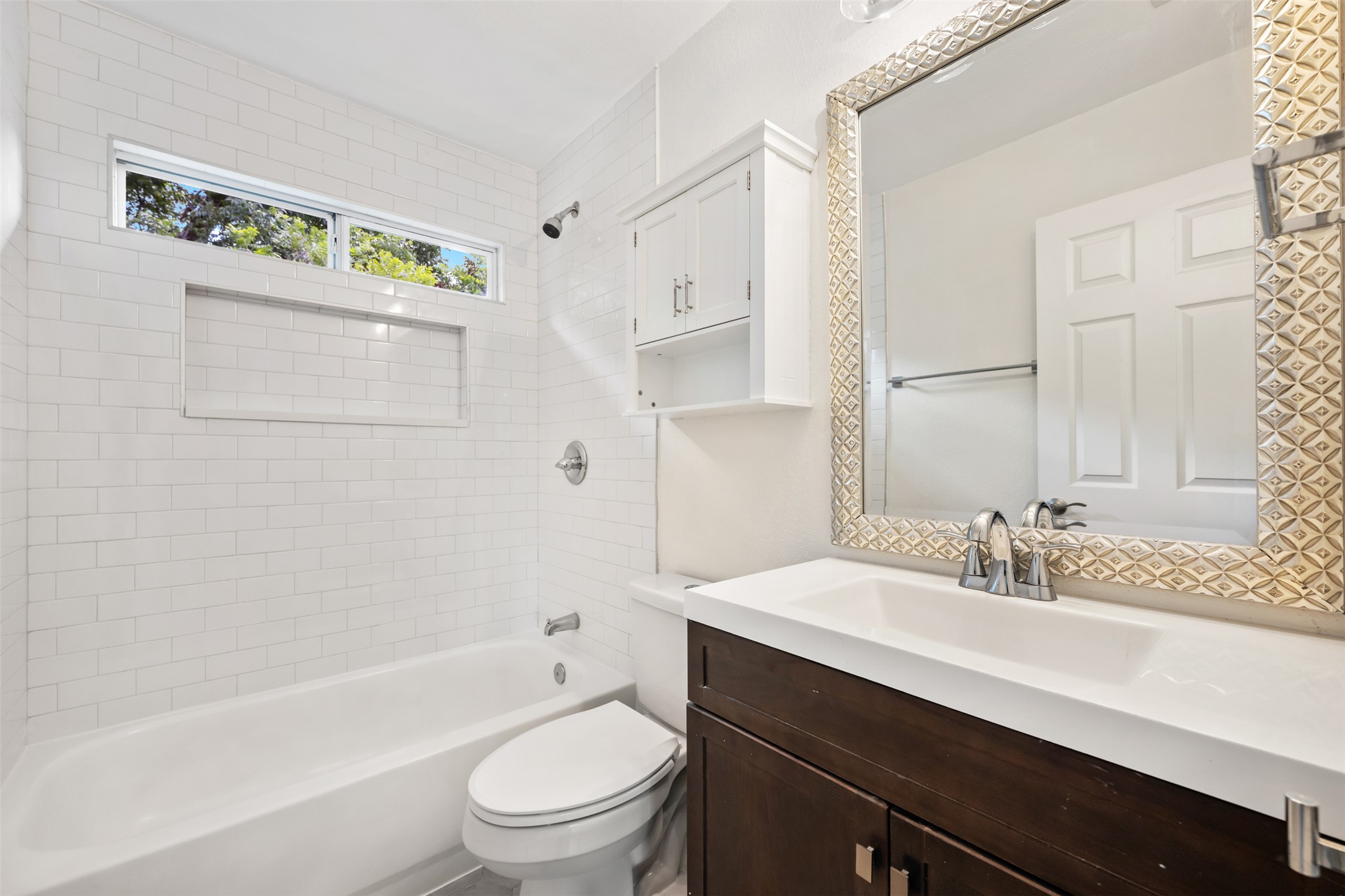 4912 Sara Drive, Unit A Austin, TX 78721 - Photo 25 of 28 Full guest bathroom serving the secondary bedrooms
