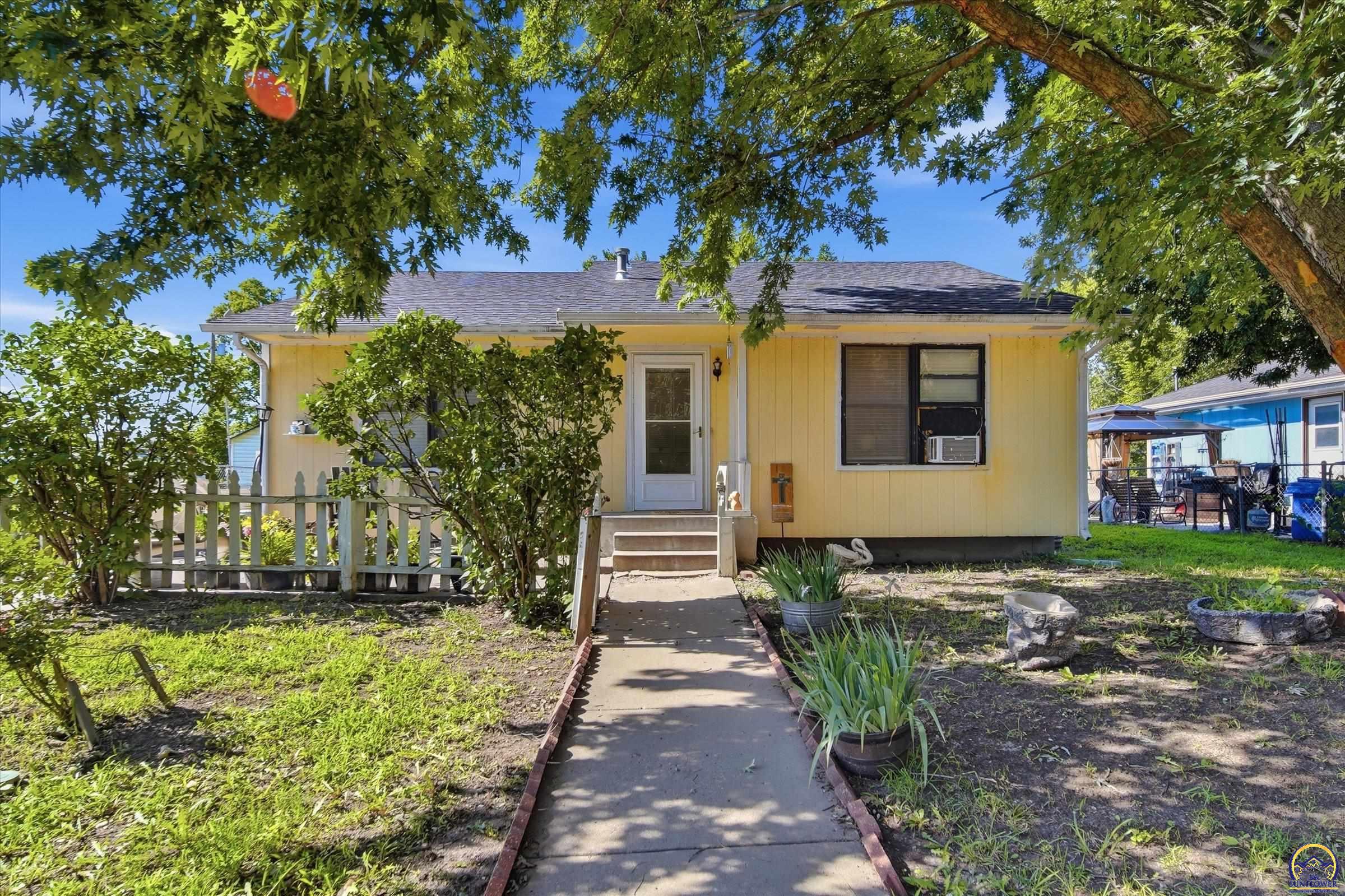923 Southeast Wood Street Topeka, KS 66607 - Photo 1 of 23