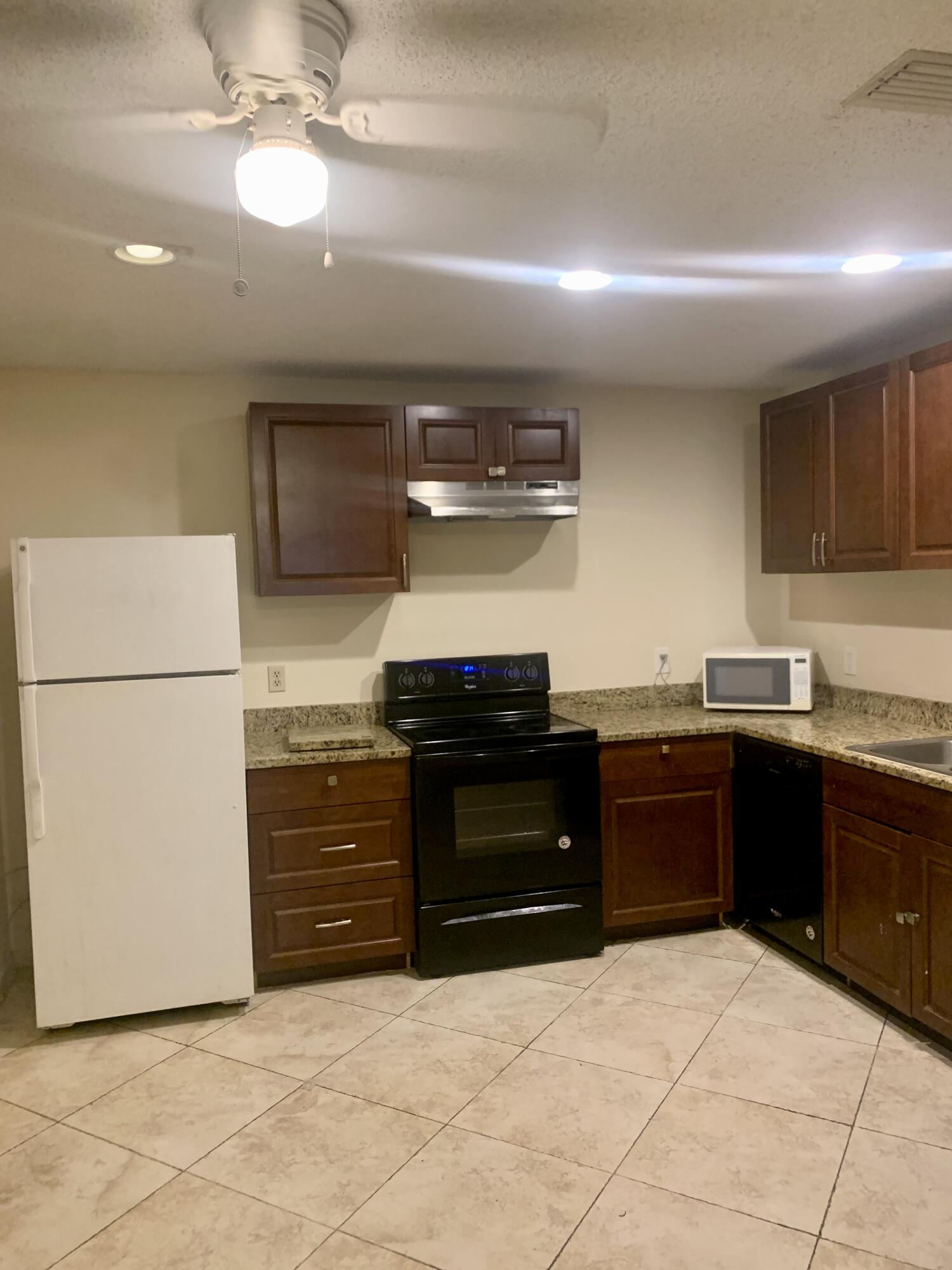 9298 Sable Ridge Circle, Unit D Boca Raton, FL 33428 - Photo 6 of 30 IMG-4232