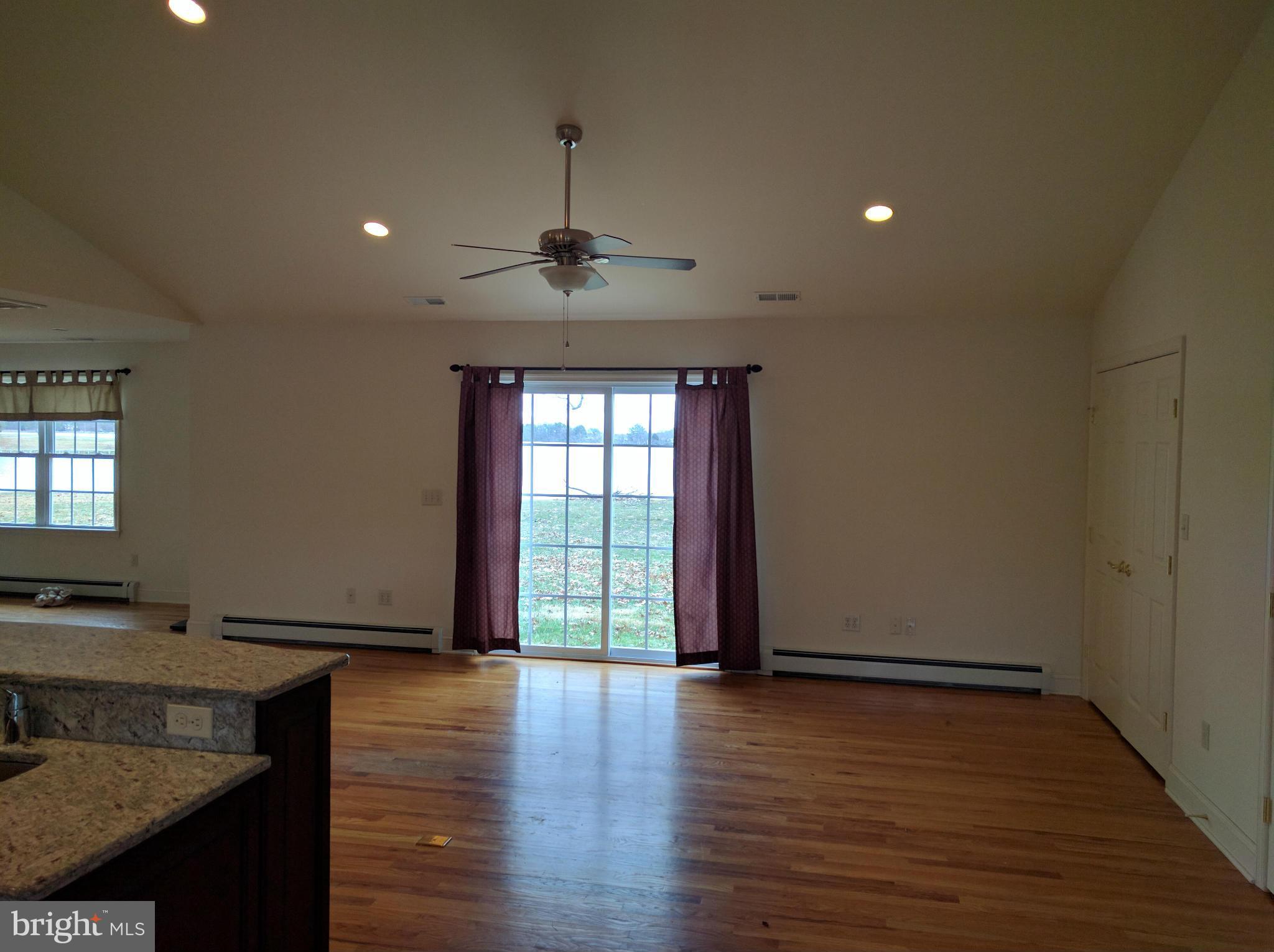 419 Cove Road Queenstown, MD 21658 - Photo 4 of 18 Living Room