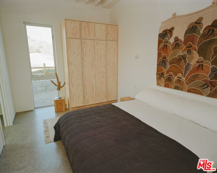 7825 Conejo Avenue Joshua Tree, CA 92252 - Photo 18 of 34 a bedroom with a bed and a window