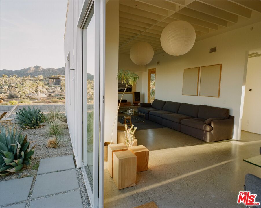 7825 Conejo Avenue Joshua Tree, CA 92252 - Photo 23 of 34 a living room with furniture