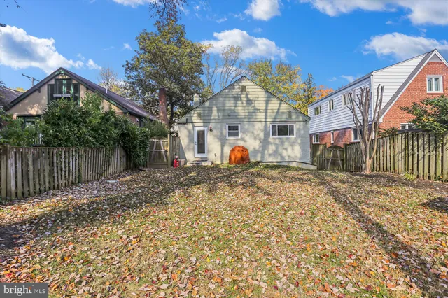 a view of a house with backyard and a tree