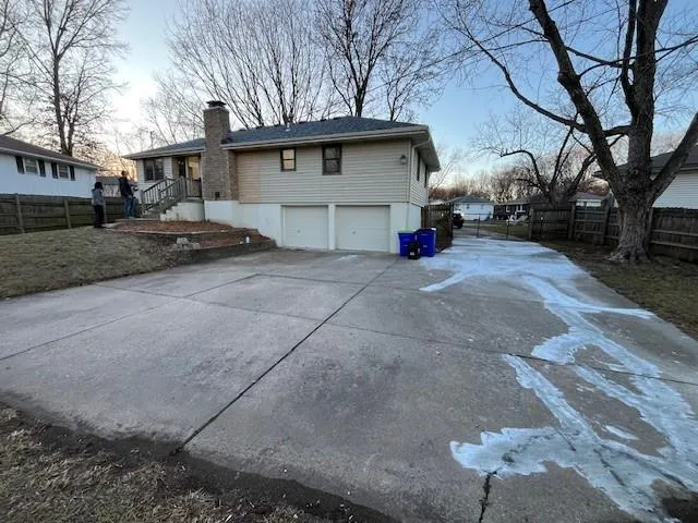 $330,000 | 1111 Southwest Mission Place, Lee's Summit, MO 64081