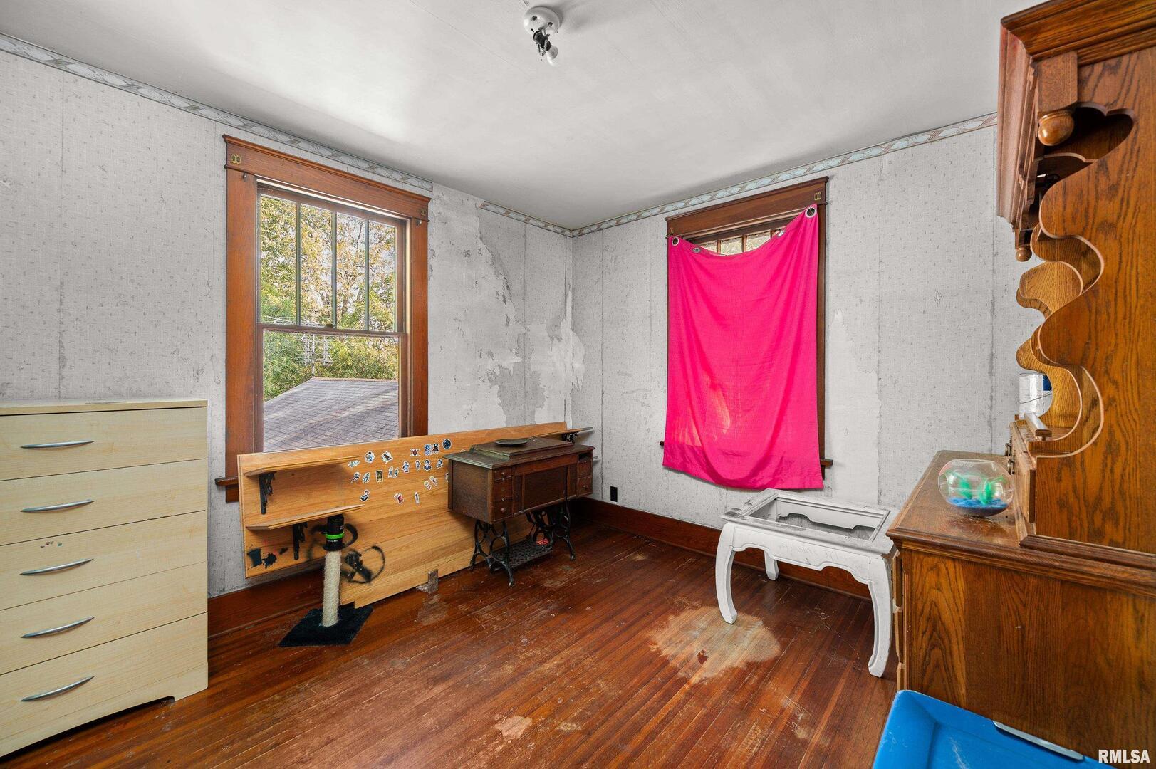 415 Southwest 4th Avenue Galva, IL 61434 - Photo 32 of 38 a room with furniture and a window