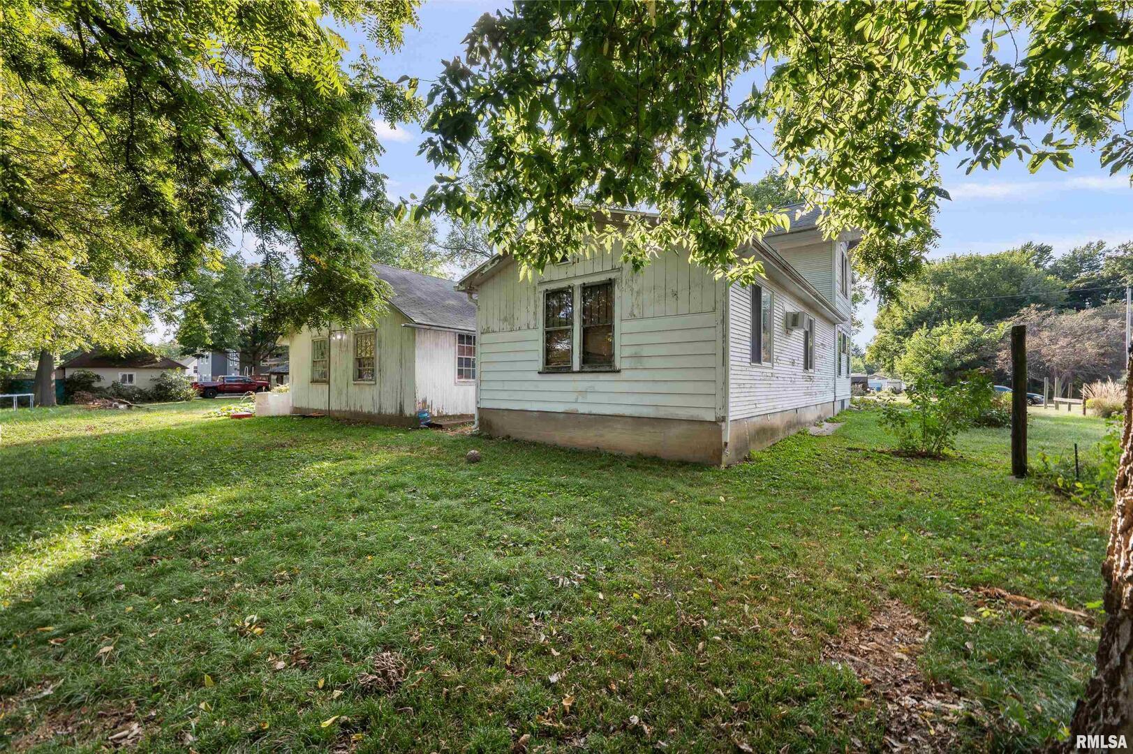 415 Southwest 4th Avenue Galva, IL 61434 - Photo 9 of 38 a front view of house with yard and green space