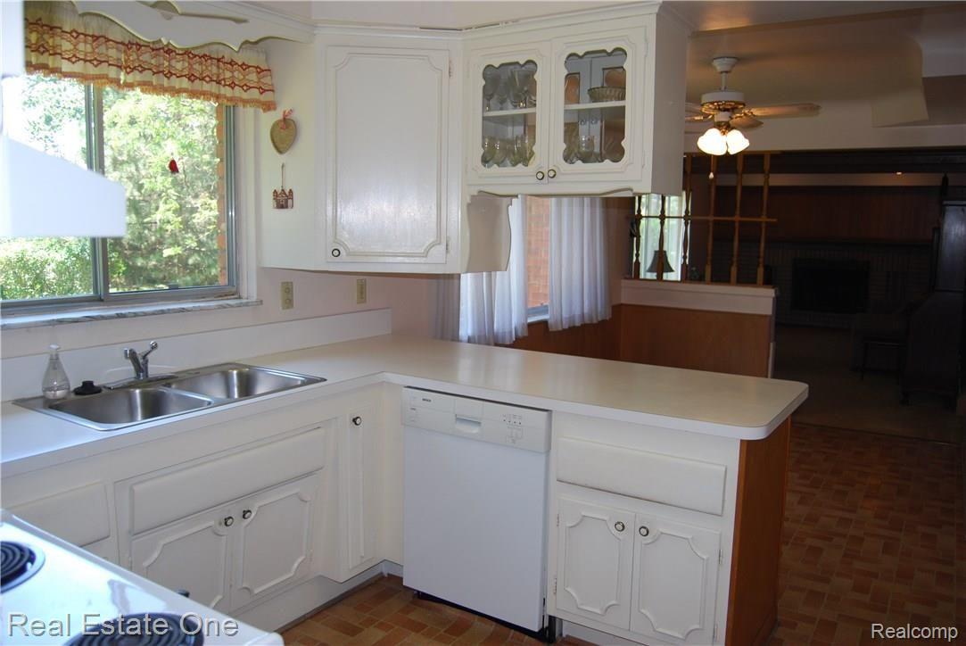 850 Wilwood Road Rochester, MI 48309 - Photo 6 of 19 Kitchen view 2