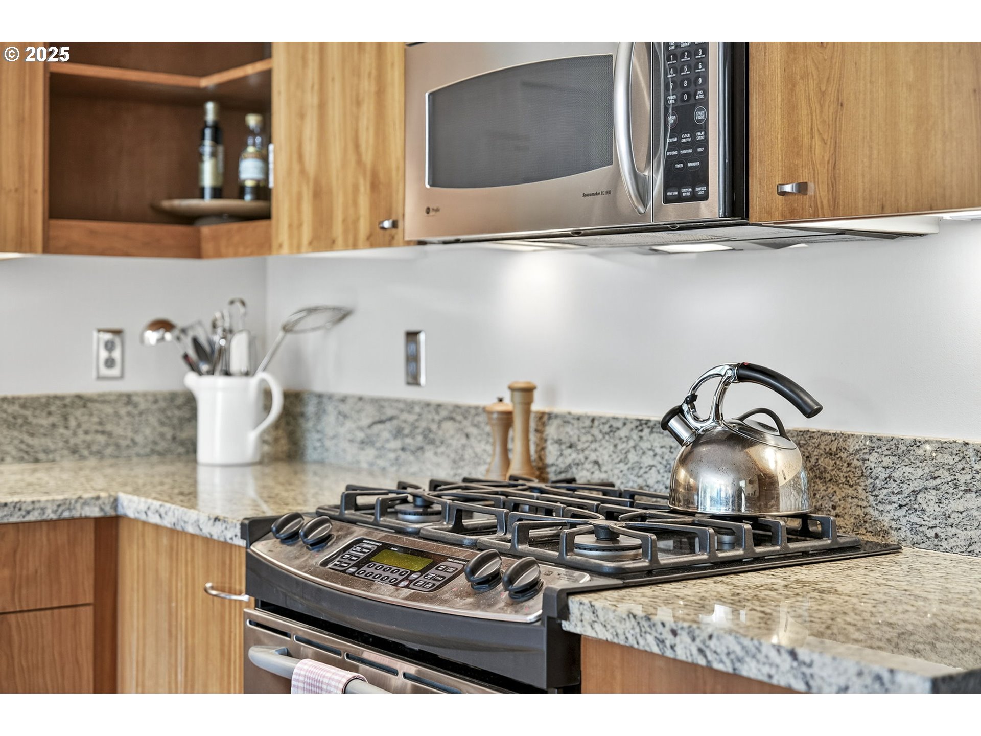 1221 Southwest 10th Avenue, Unit 306 Portland, OR 97205 - Photo 15 of 48 Kitchen