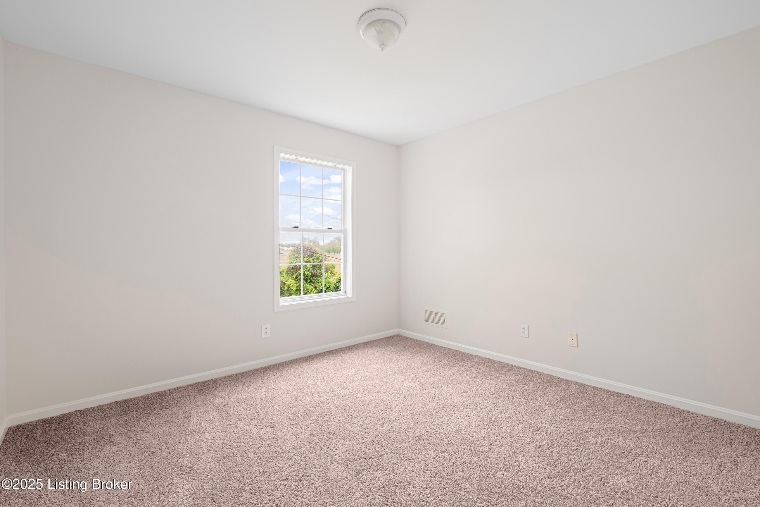 8803 Riley Avenue Louisville, KY 40242 - Photo 28 of 35 8803riley_louisvillerealestatemedia_097