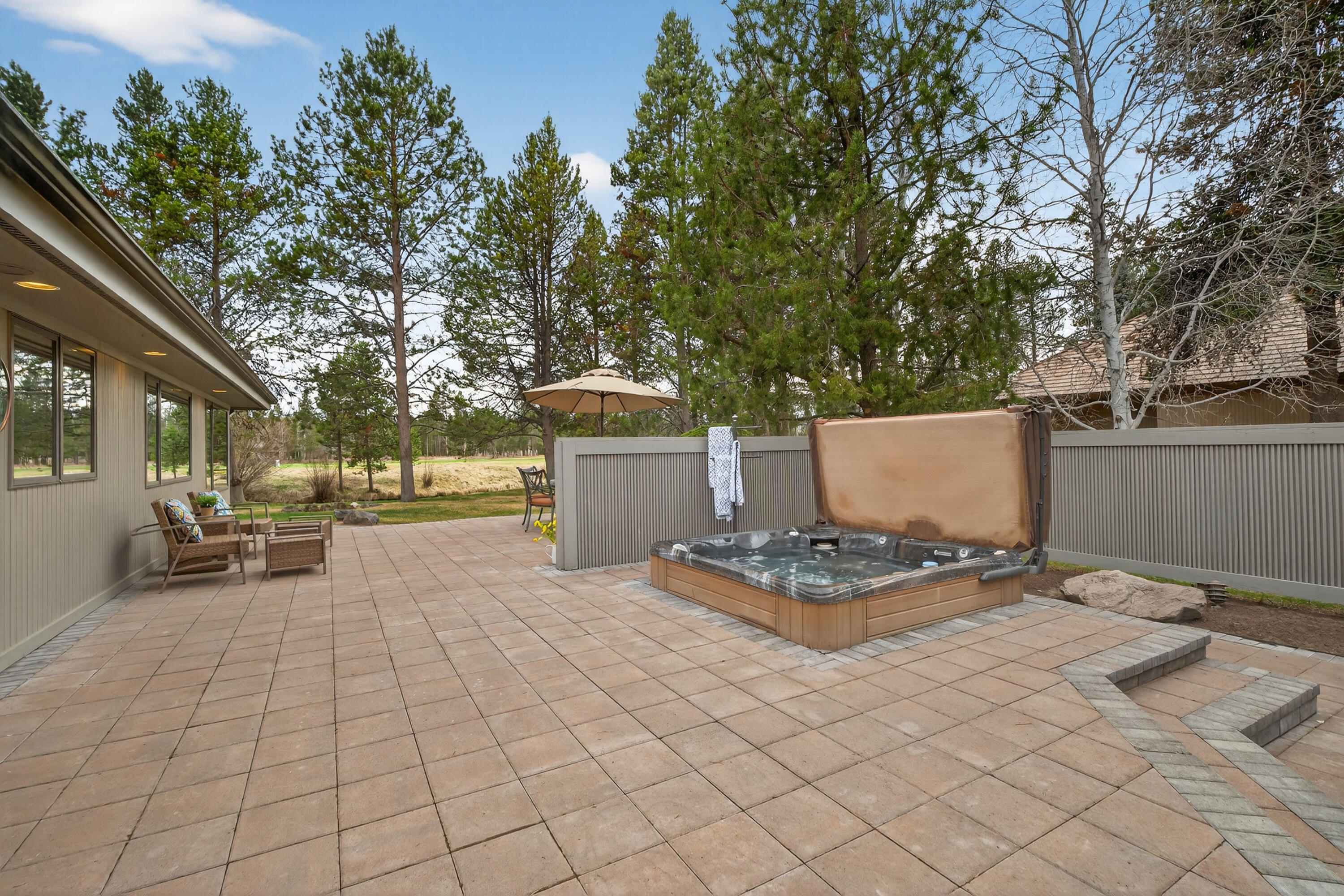 17995 North Course Lane, Unit 8 Sunriver, OR 97707 - Photo 37 of 44 large hot tub