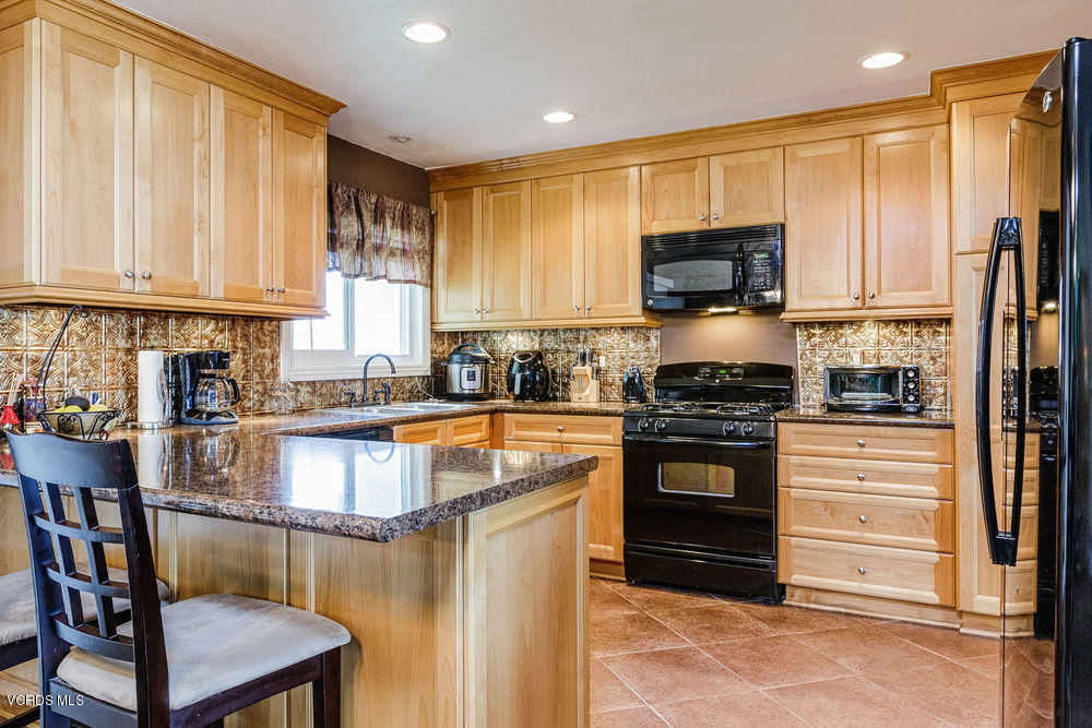 691 Marsh Rondo Camarillo, CA 93010 - Photo 2 of 15 06_kitchen