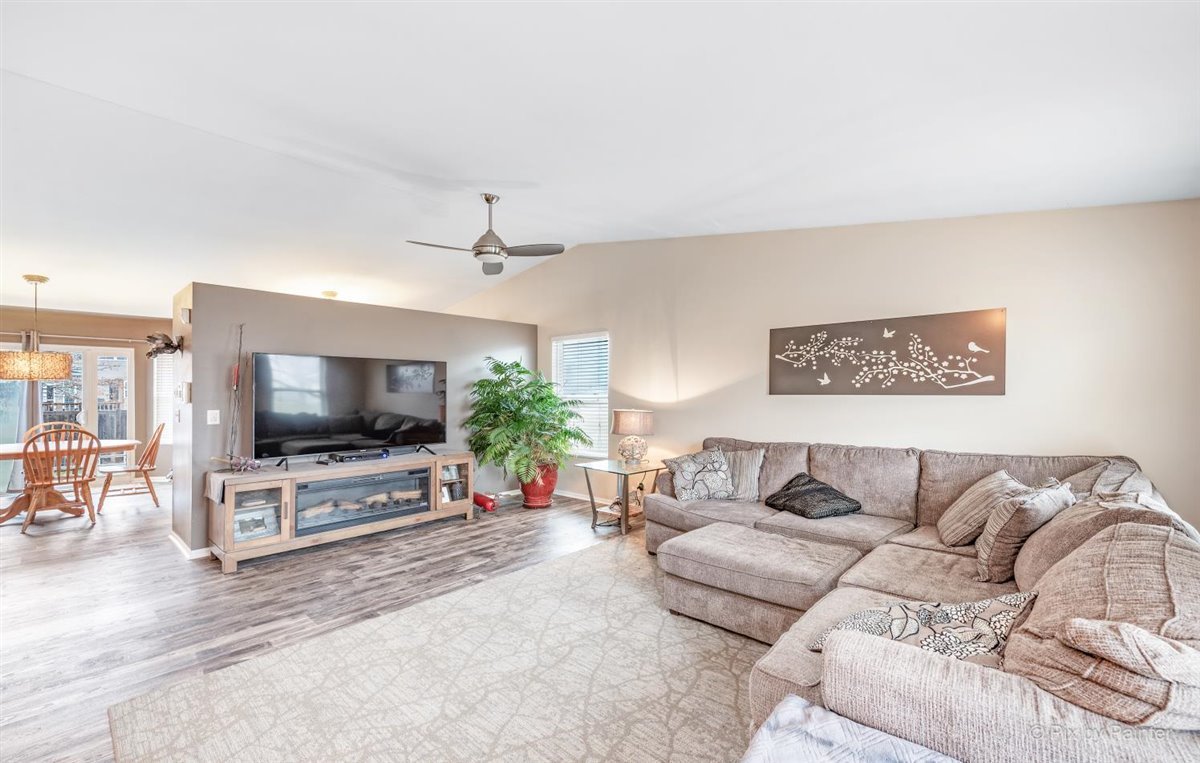 10418 Evendale Road Huntley, IL 60142 - Photo 4 of 25 Gallery Image 4
