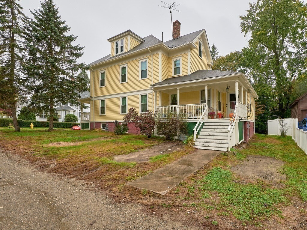 32 Wayne Street Worcester, MA 01603 - Photo 4 of 35 a front view of a house with garden