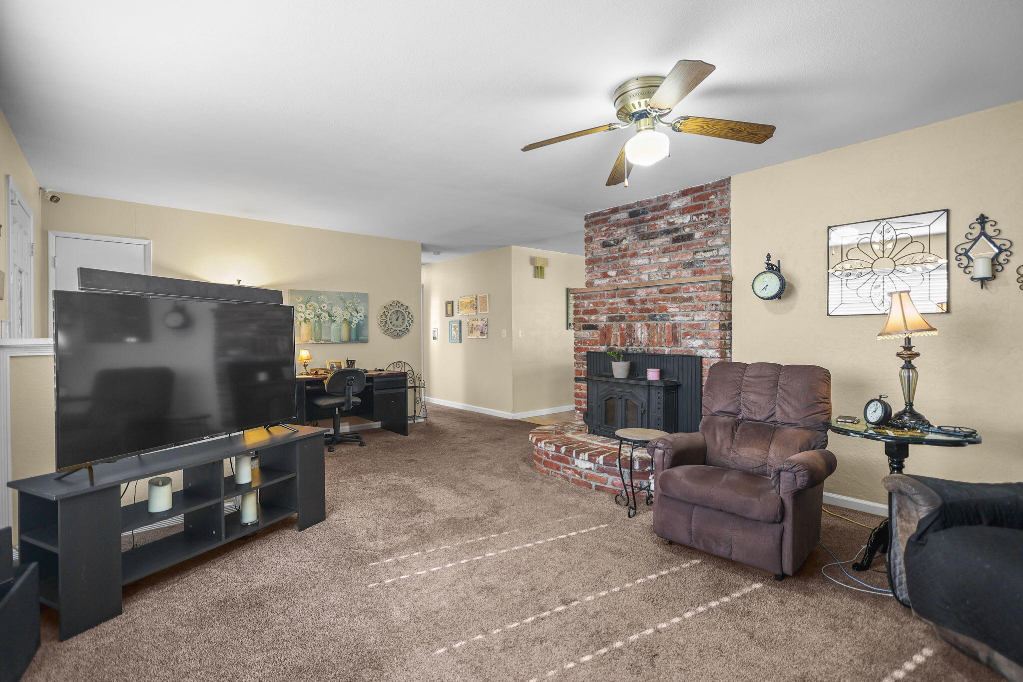 1556 Minor Street Redding, CA 96002 - Photo 3 of 38 Family Room