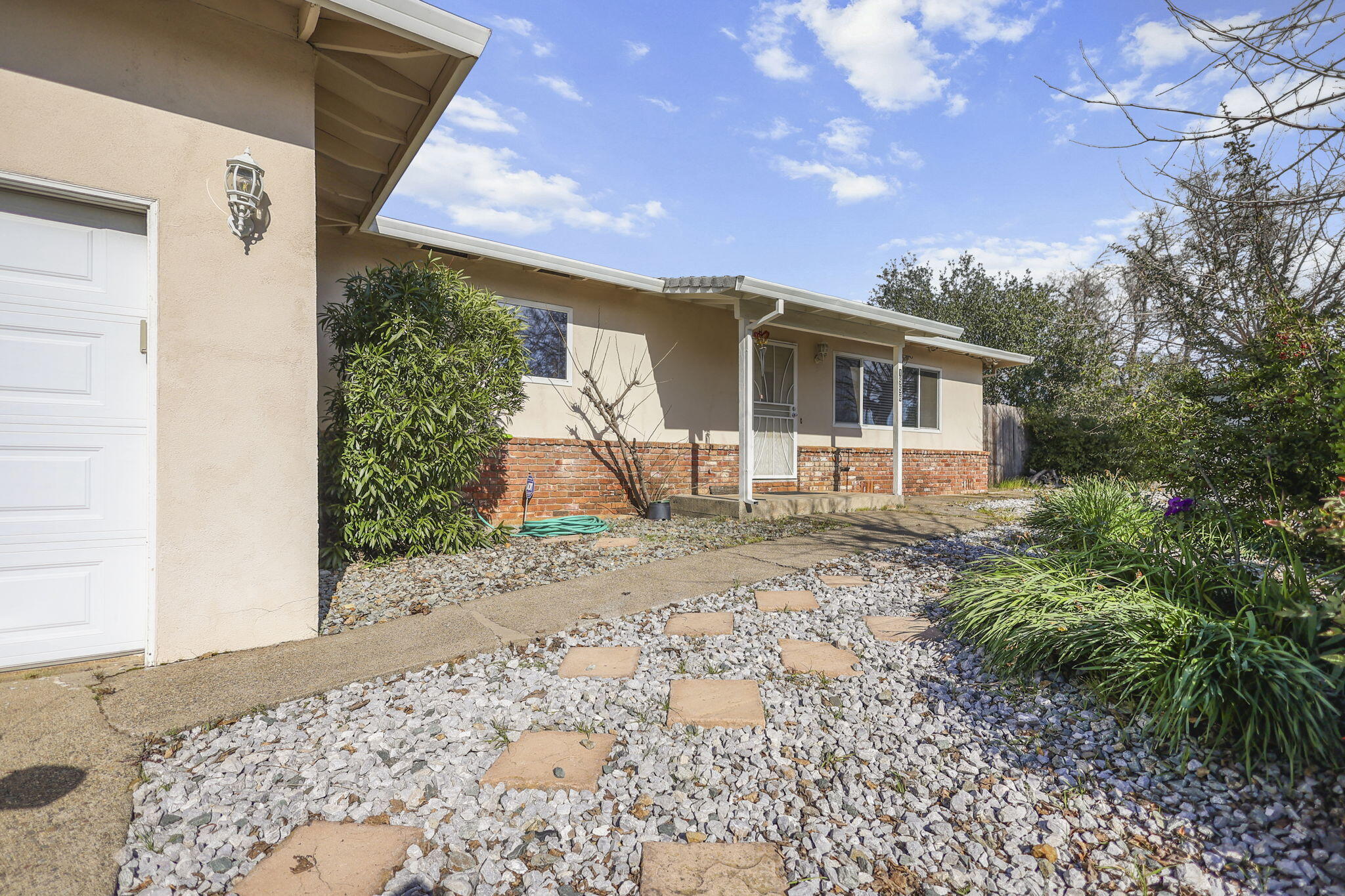 1556 Minor Street Redding, CA 96002 - Photo 31 of 38 Front yard