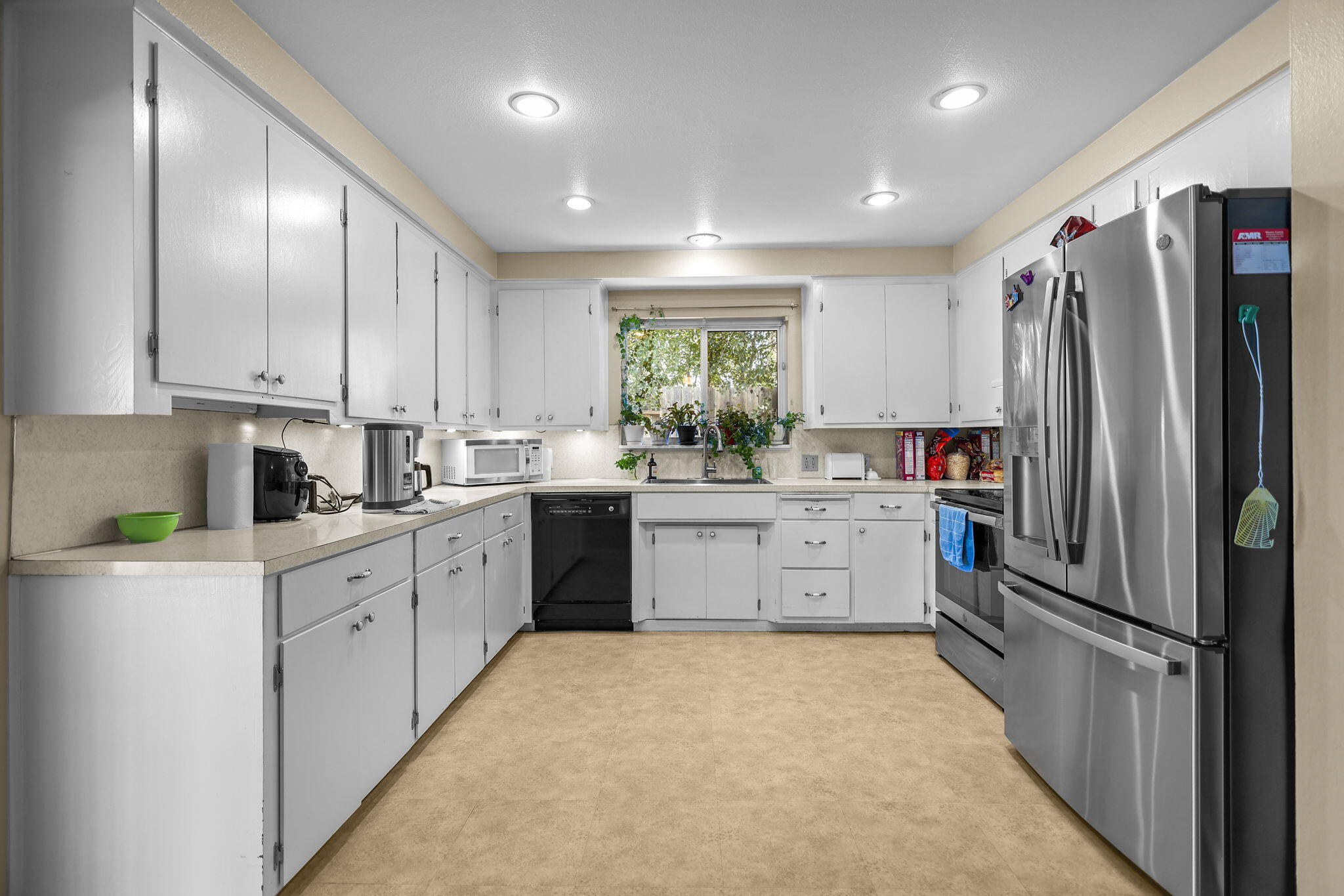 1556 Minor Street Redding, CA 96002 - Photo 6 of 38 Kitchen