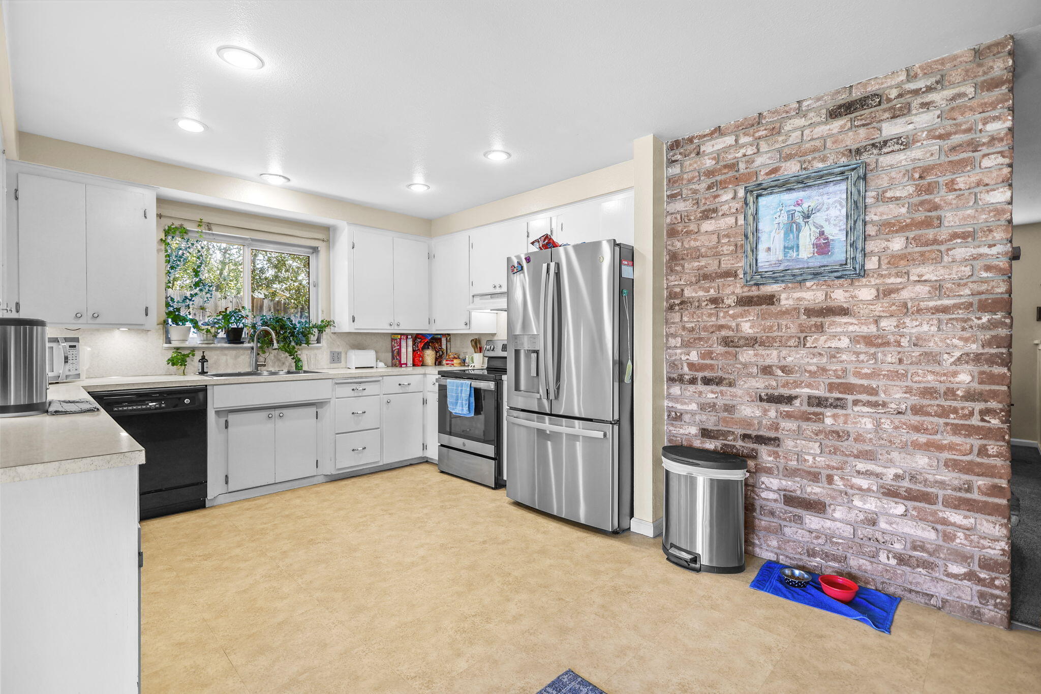 1556 Minor Street Redding, CA 96002 - Photo 7 of 38 Kitchen