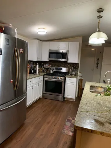 a view of a livingroom with furniture and a ceiling fan