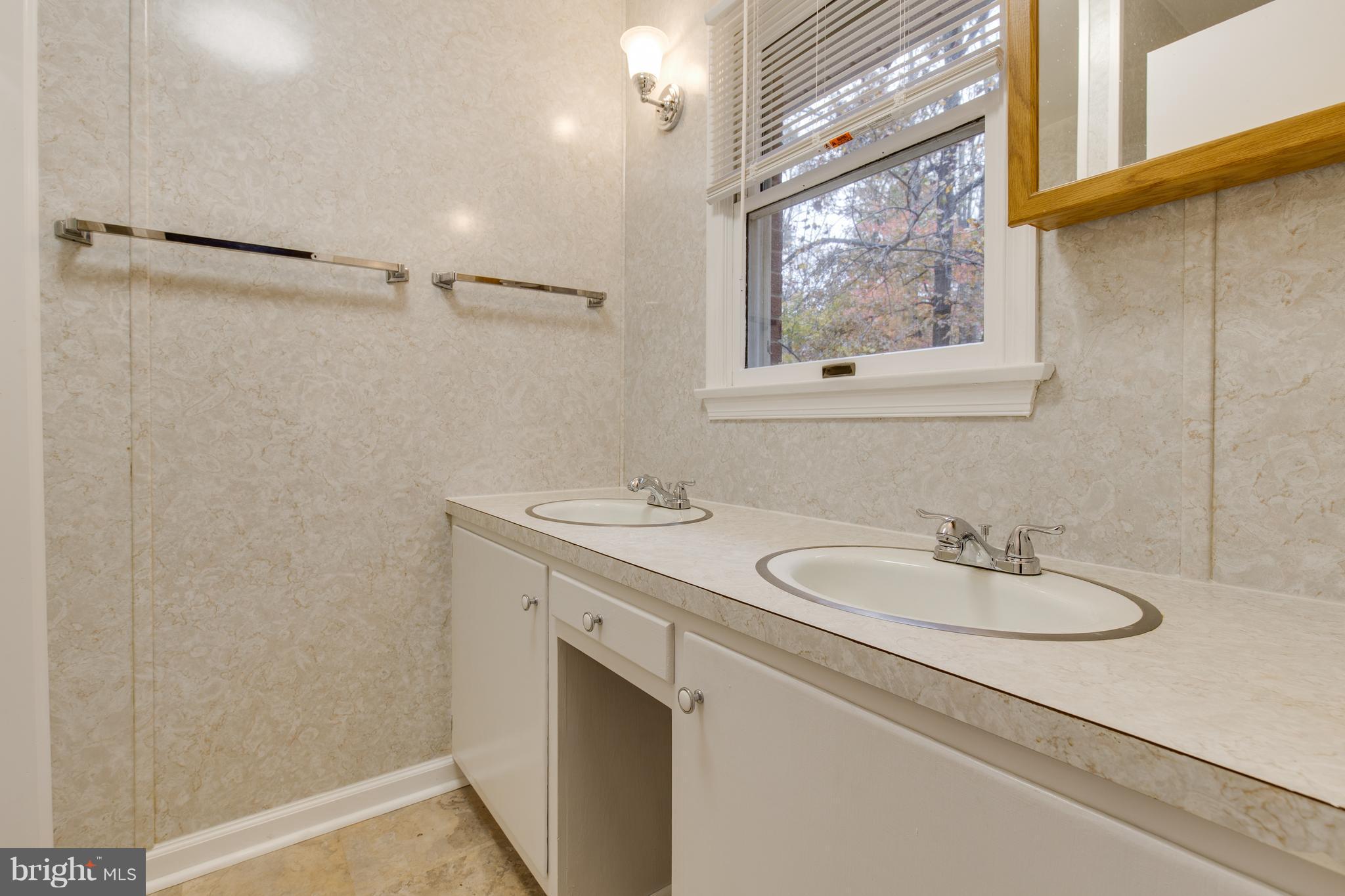 6615 Wilson Road Marshall, VA 20115 - Photo 17 of 24 Bath (Master)
