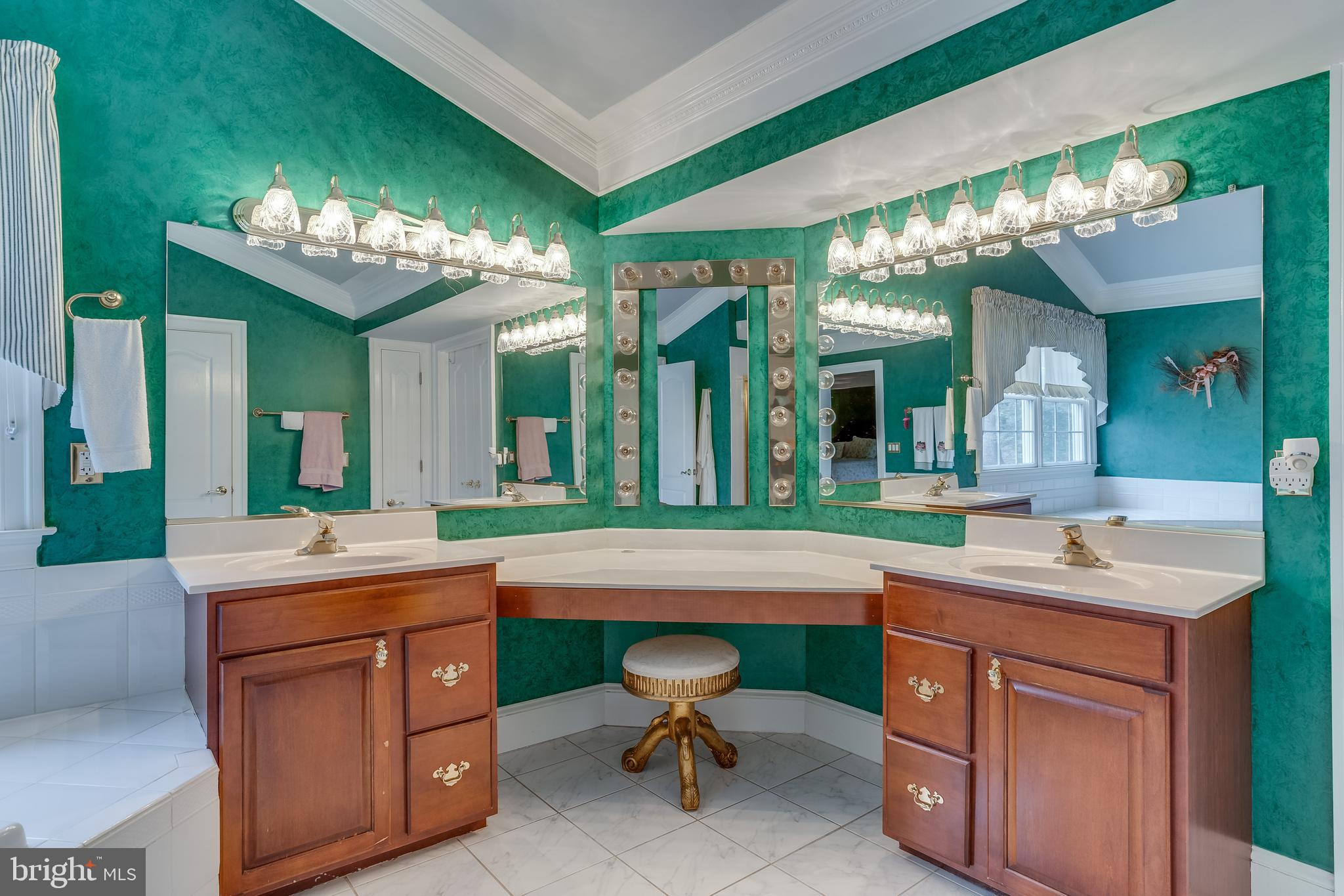 6905 Newman Road Clifton, VA 20124 - Photo 29 of 48 Primary Bath