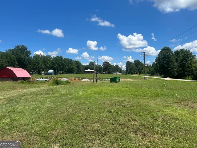 a view of a house with a backyard