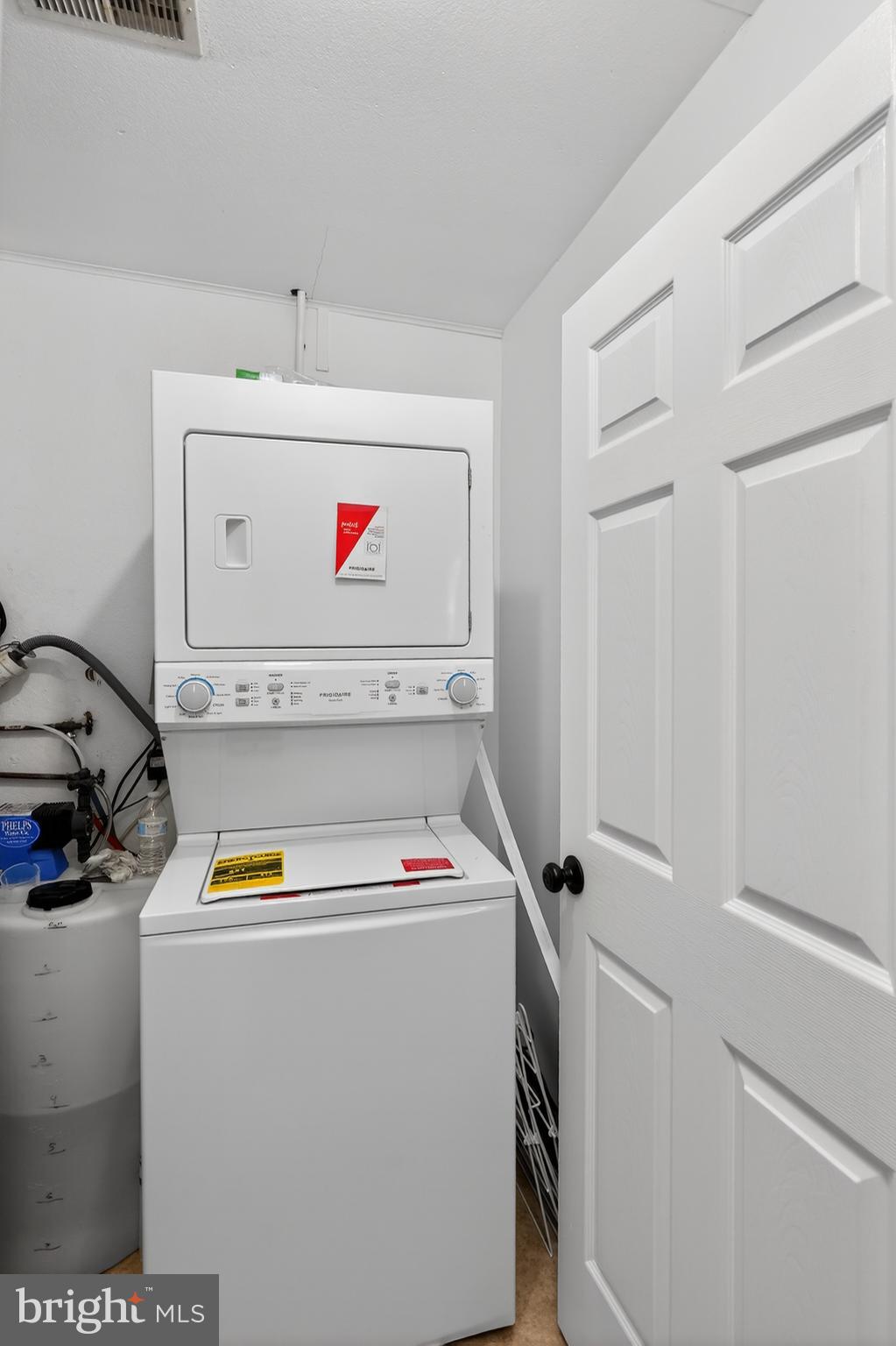 3670 5th Avenue Edgewater, MD 21037 - Photo 30 of 60 a utility room with dryer and washer