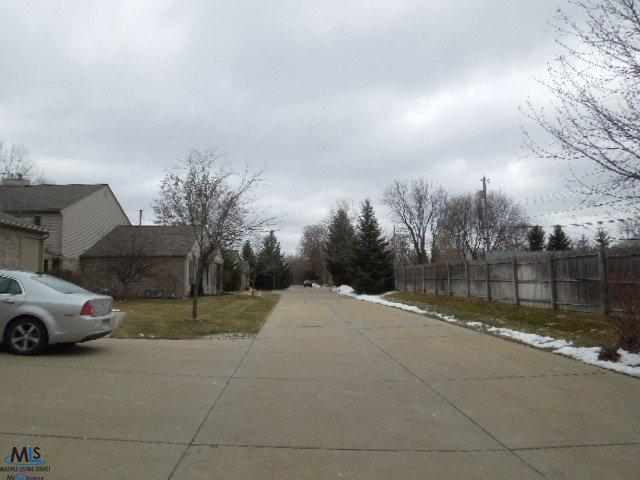 240 Pine Tree Ridge Waterford, MI 48327 - Photo 20 of 20 31142089-19.JPG