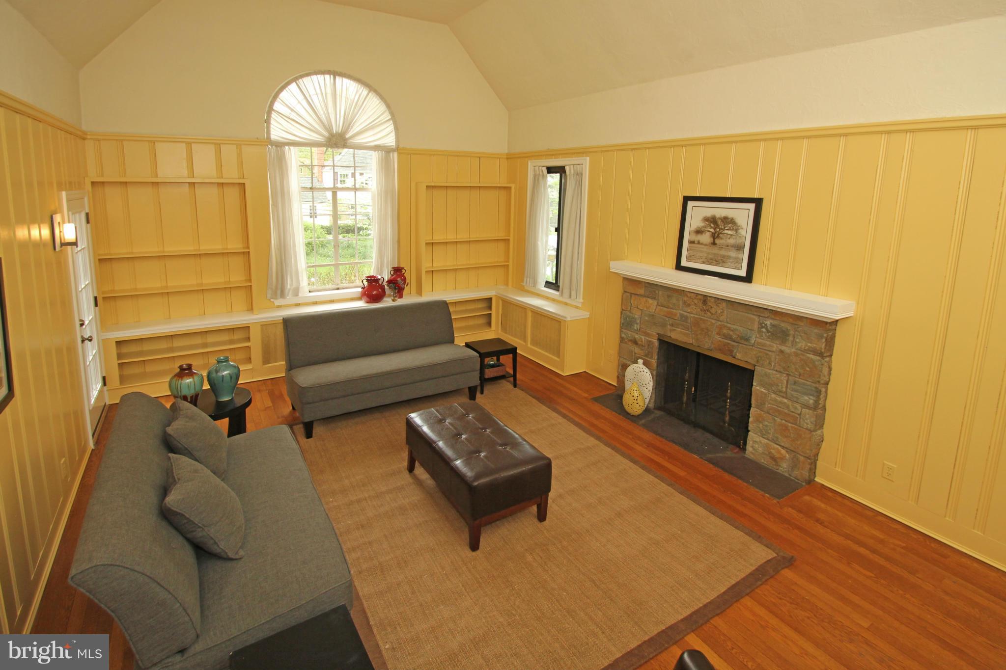 606 Bonifant Street Silver Spring, MD 20910 - Photo 3 of 29 Living Room