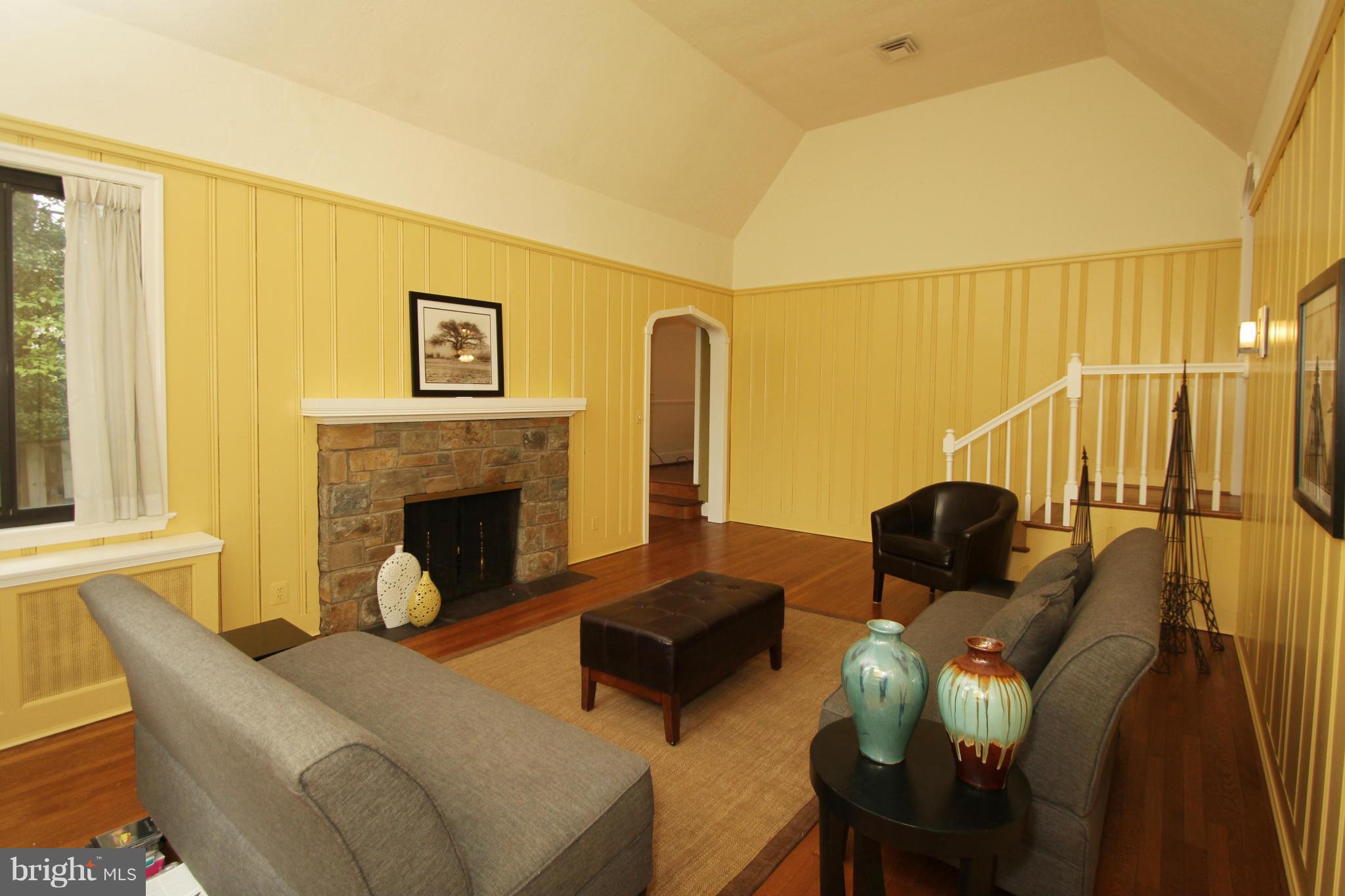 606 Bonifant Street Silver Spring, MD 20910 - Photo 5 of 29 Living Room