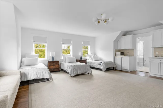 $250,000 | 327 Georgica Road, East Hampton, NY 11937