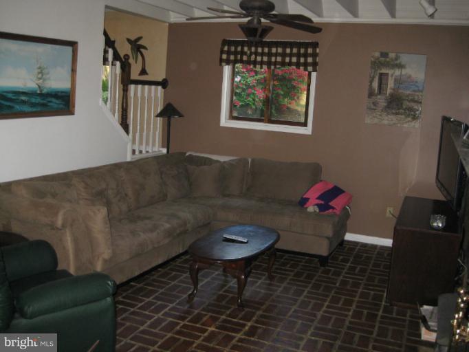 878 Shore Acres Road Arnold, MD 21012 - Photo 23 of 27 Living Room