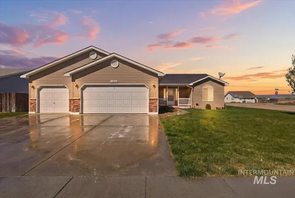 $379,900 | 1284 Northwest Mandarin Street, Mountain Home, ID 83647