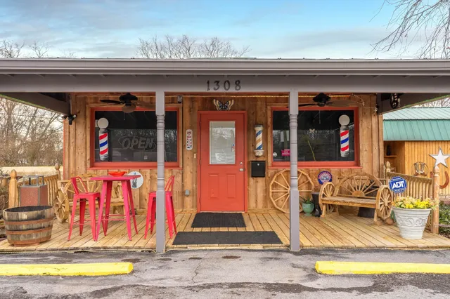 a view of a yard with a house