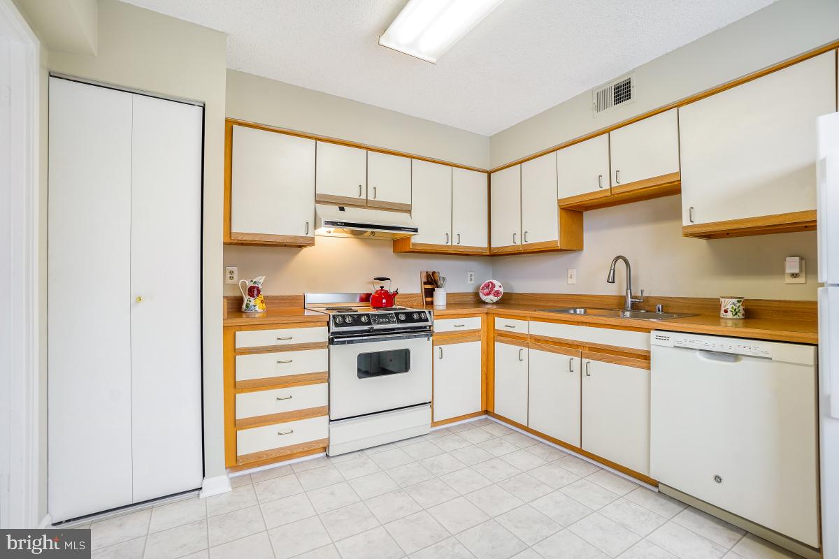 15115 Interlachen Drive, Unit 3525 Silver Spring, MD 20906 - Photo 20 of 37 Table Space and Eat in Kitchen