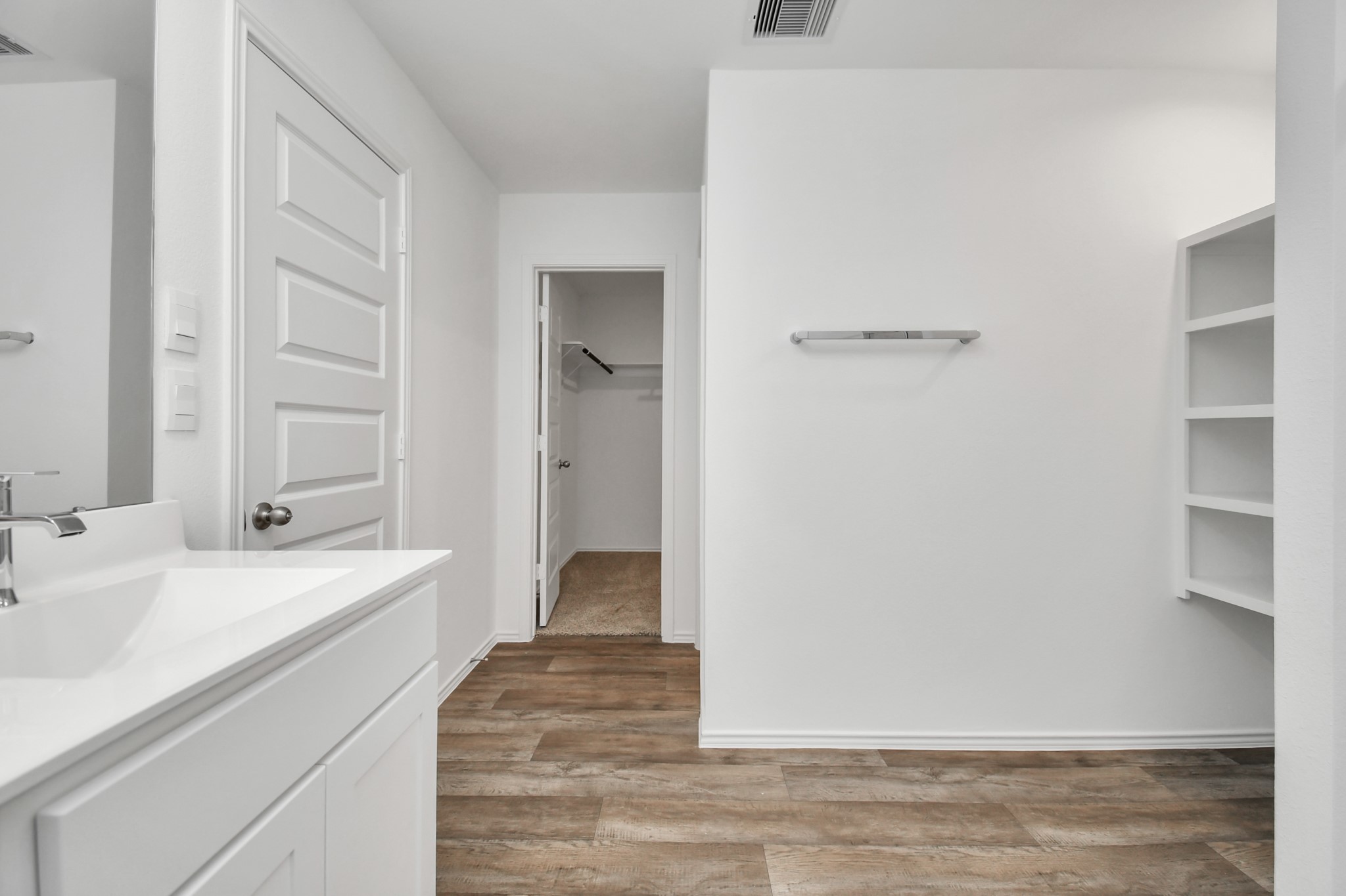 2715 Willow Gulch Way Rosenberg, TX 77469 - Photo 34 of 39 a spacious bathroom with a sink and a mirror