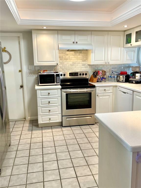3401 Divot Road Sebring, FL 33872 - Photo 21 of 34 a kitchen with a stove a sink and a refrigerator