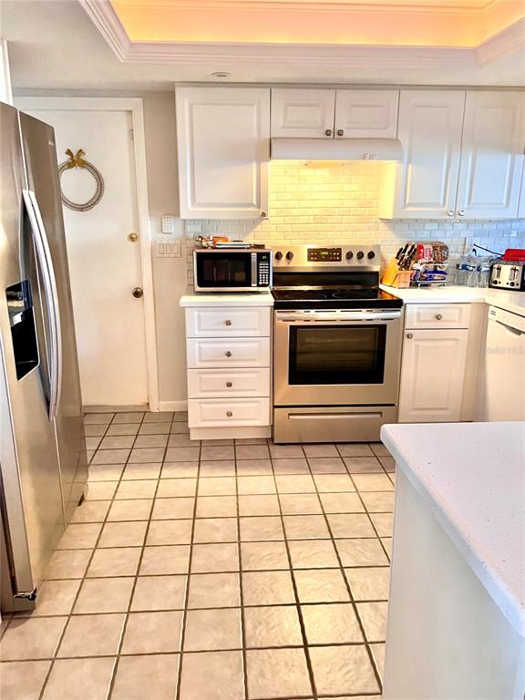 3401 Divot Road Sebring, FL 33872 - Photo 34 of 34 a kitchen with stainless steel appliances a stove a refrigerator and cabinets
