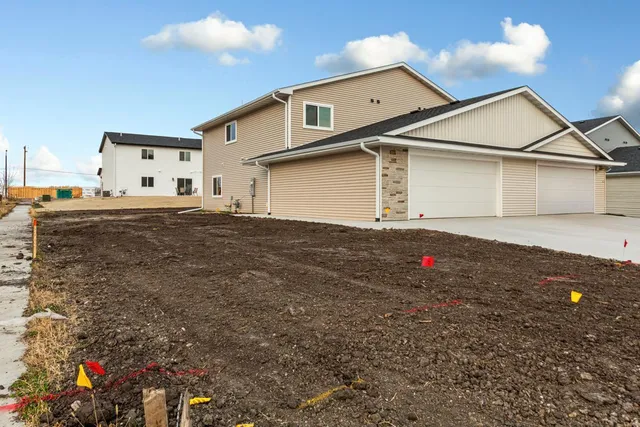 $589,000 | 3200 Noble Drive, Mankato, MN 56001