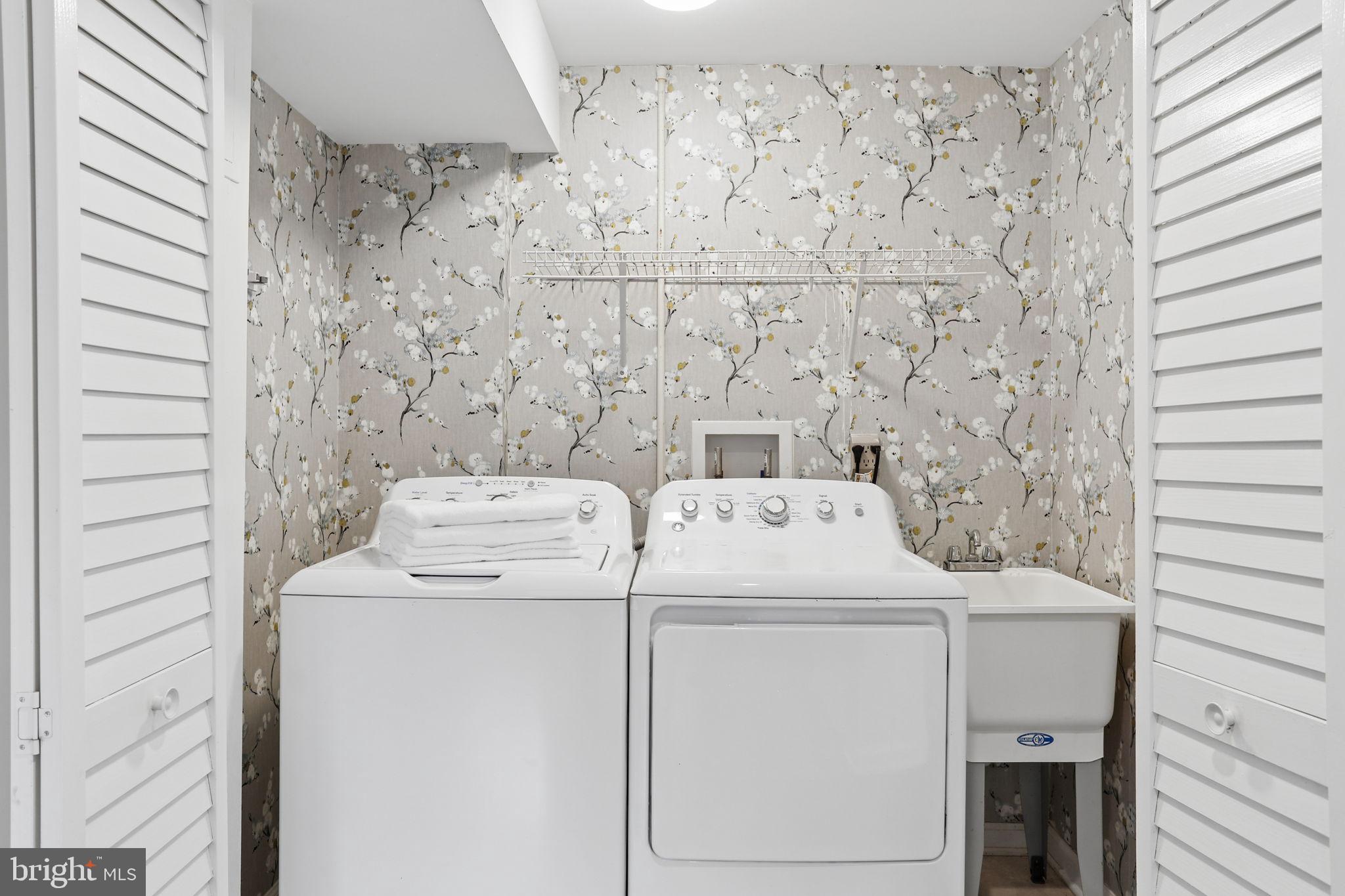5909 Ridge View Drive Alexandria, VA 22310 - Photo 27 of 35 a utility room with dryer and washer
