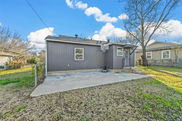 a view of a house with a yard and garage