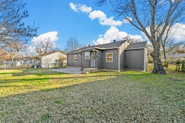 a view of a house with a backyard