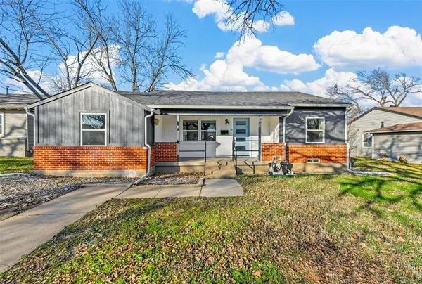 a view of a house with backyard