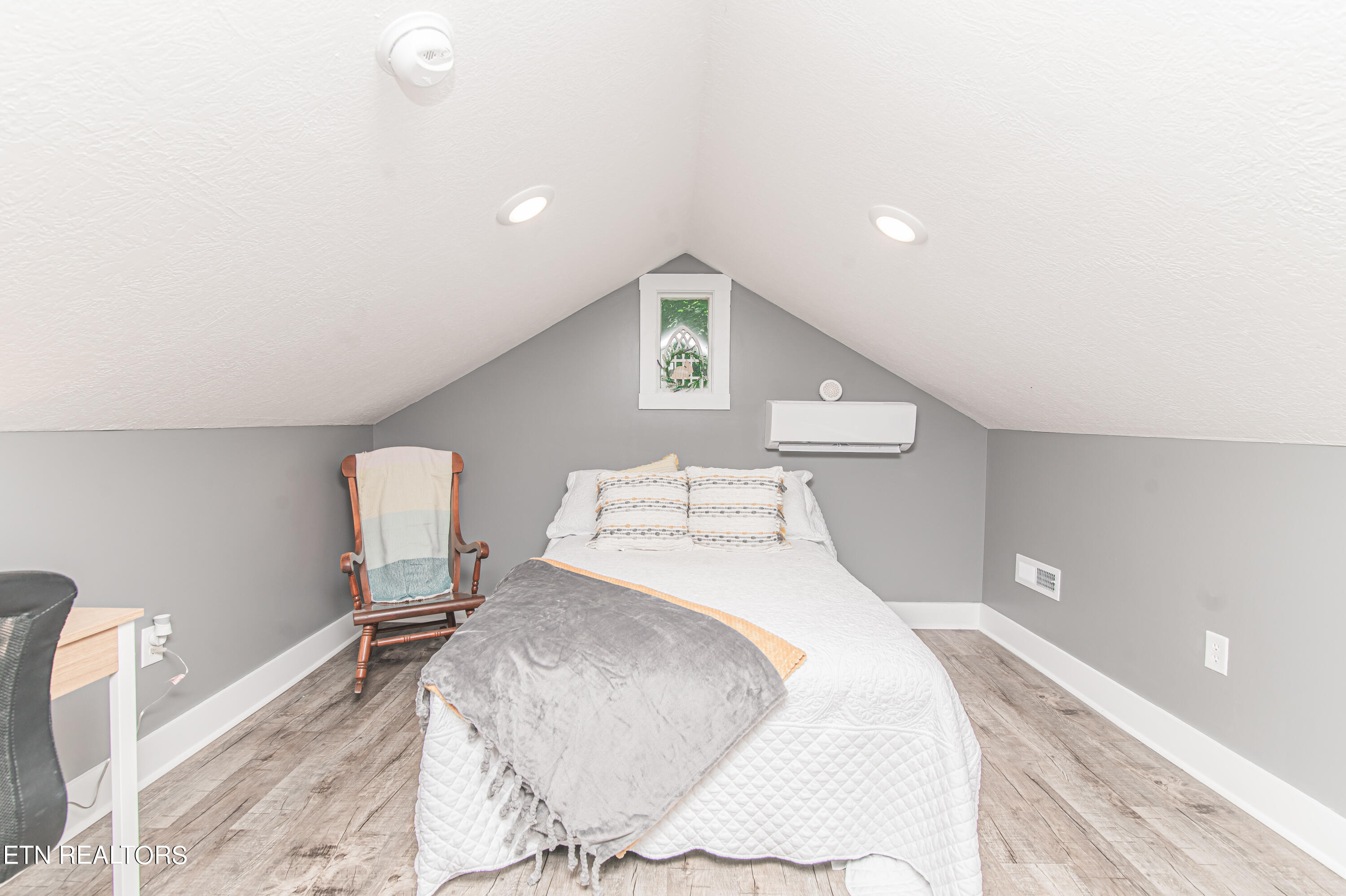 504 Sinking Springs Road Clinton, TN 37716 - Photo 21 of 27 2SinkingSprings_Inside-28