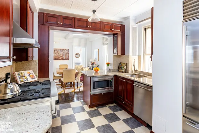 $995,000 | 155 East 73rd Street, Unit 7B | Lenox Hill