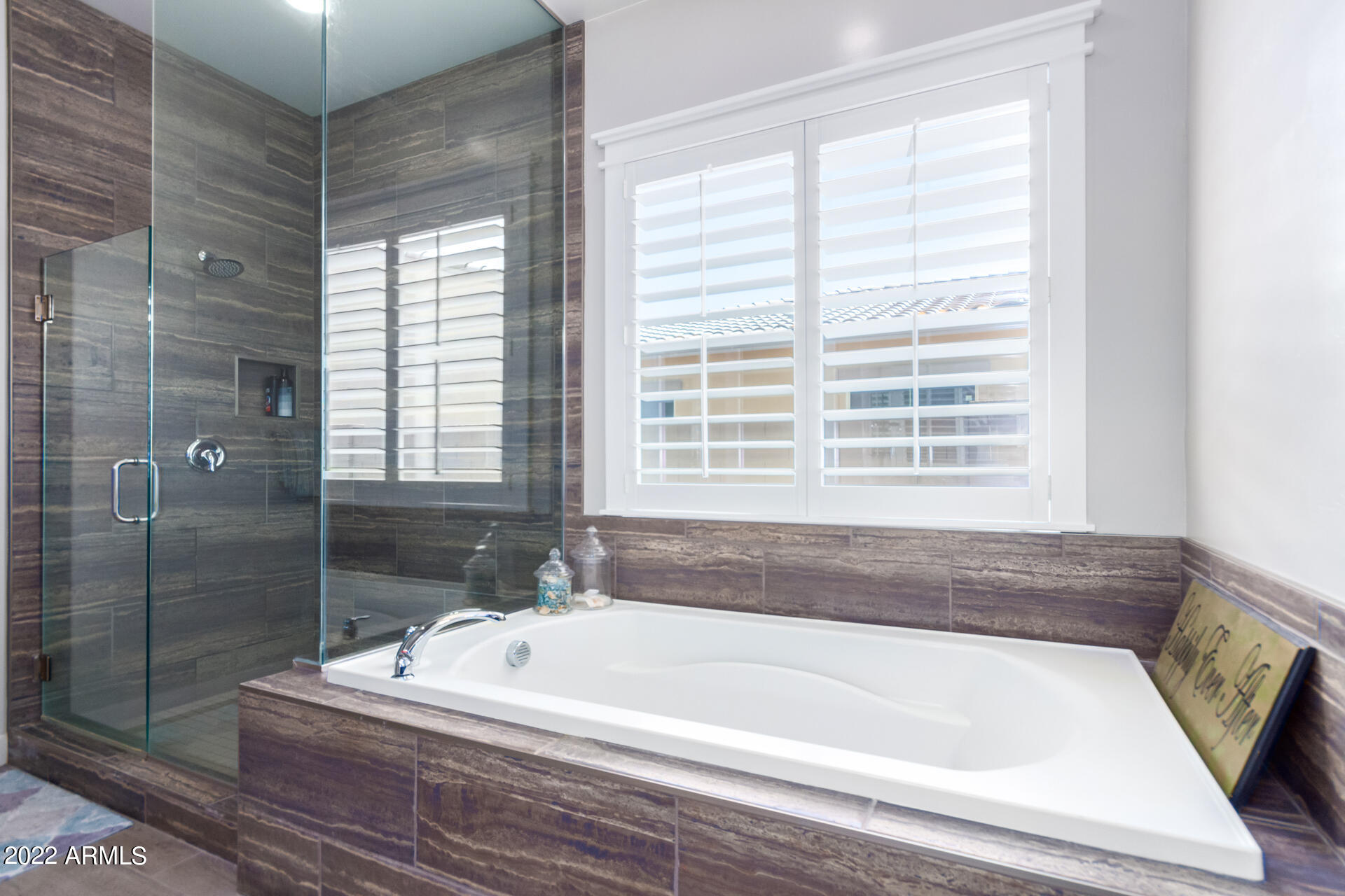 28001 92nd Avenue Peoria, AZ 85383 - Photo 26 of 45 a bath tub sitting next to a window