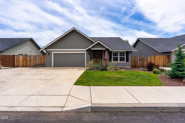 $519,000 | 432 Northeast Oak Avenue, Redmond, OR 97756