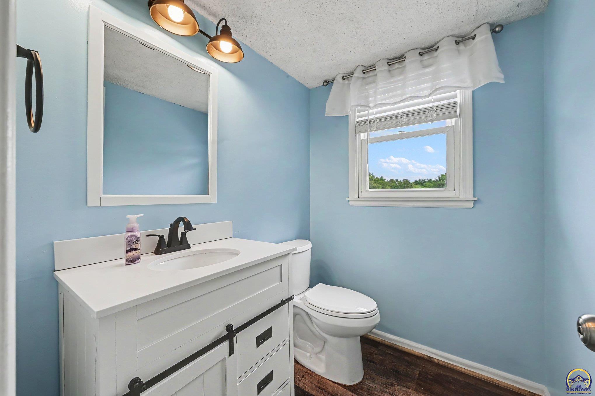 2500 Southwest Gainsboro Road Topeka, KS 66614 - Photo 8 of 27